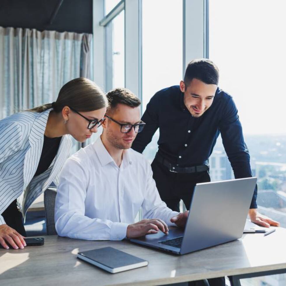 Profissionais colaborando em um ambiente de trabalho